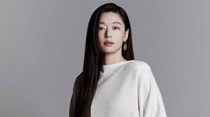South Korean model and actress Hyun Jung rose